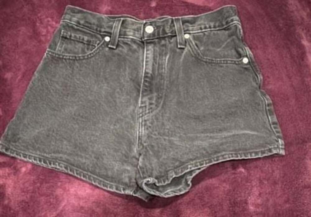 Levi's High Waisted Mom Shorts Size 28 Black Denim